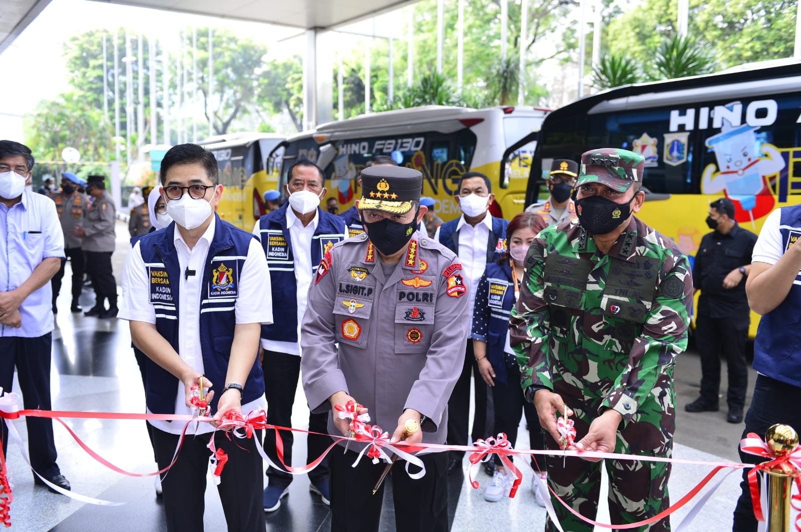 Kapolri Jenderal Listyo Sigit Prabowo saat melepas 34 bus keliling
