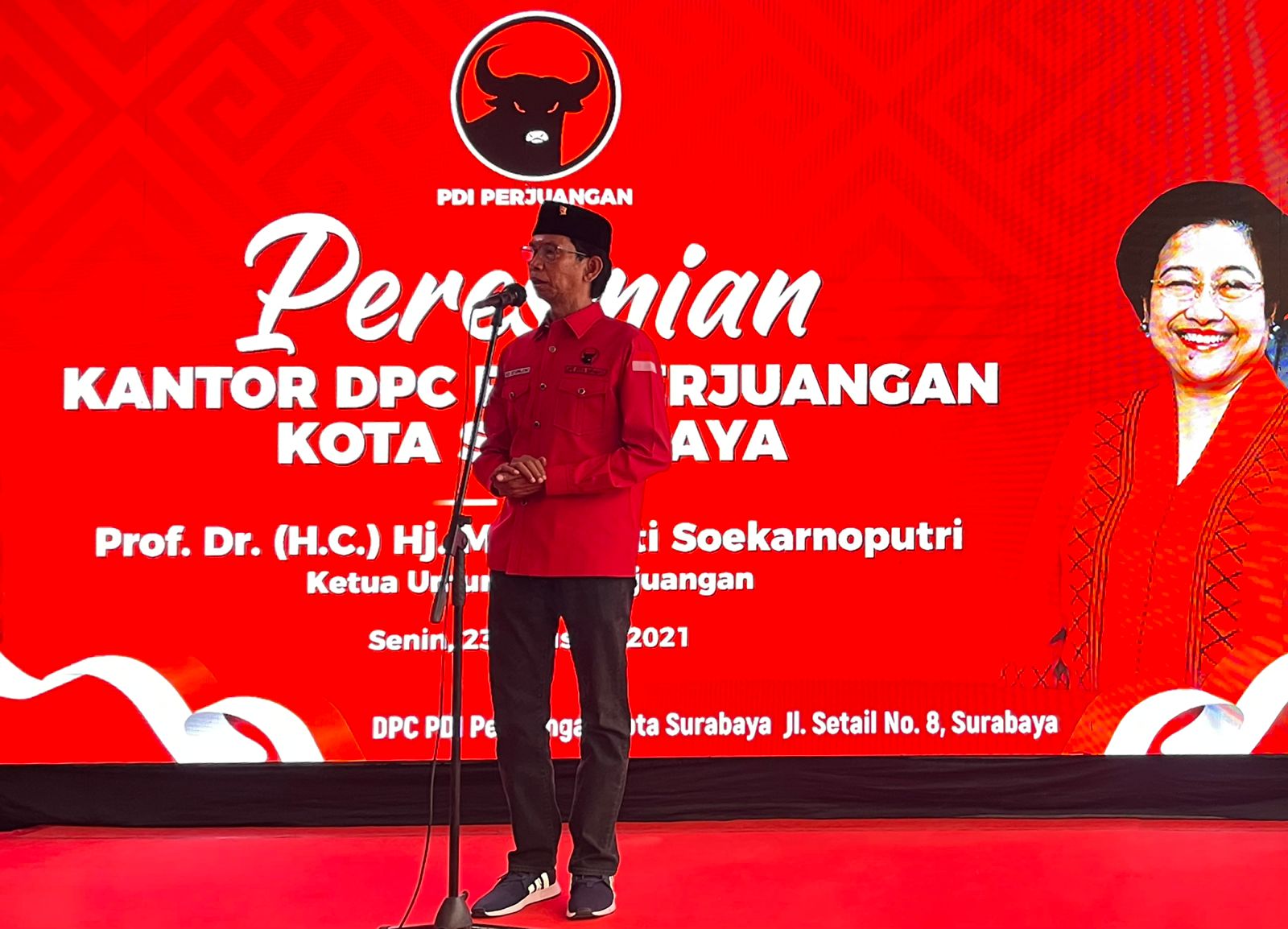 Ketua DPC PDI Perjuangan Kota Surabaya Adi Sutarwijono saat memberi sambutan peresmian kantor baru partai.