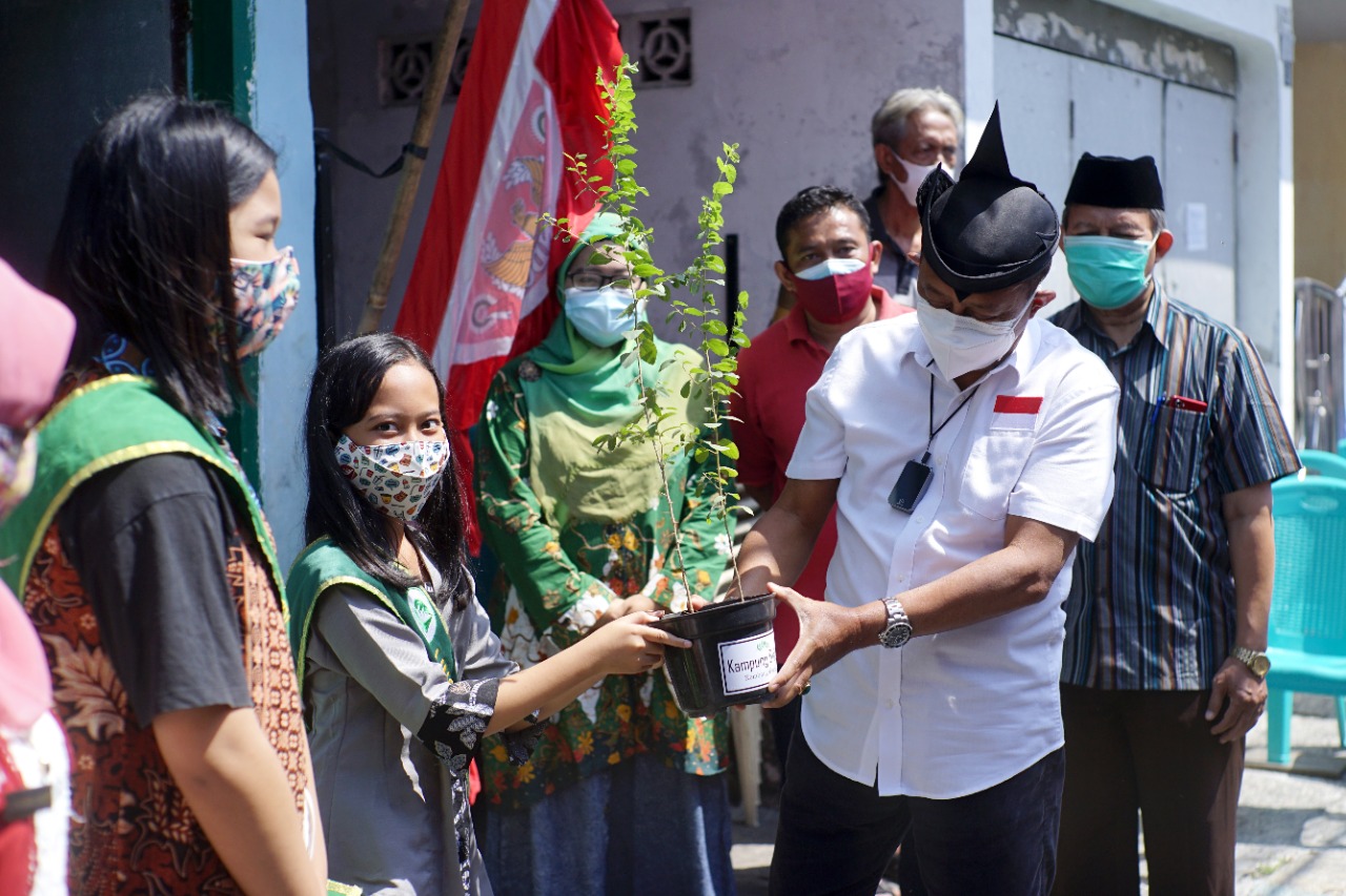 Wawali Armuji saat menerima cinderamata bidara arab dari Qiara Azrine Ferlisa Baskoro.