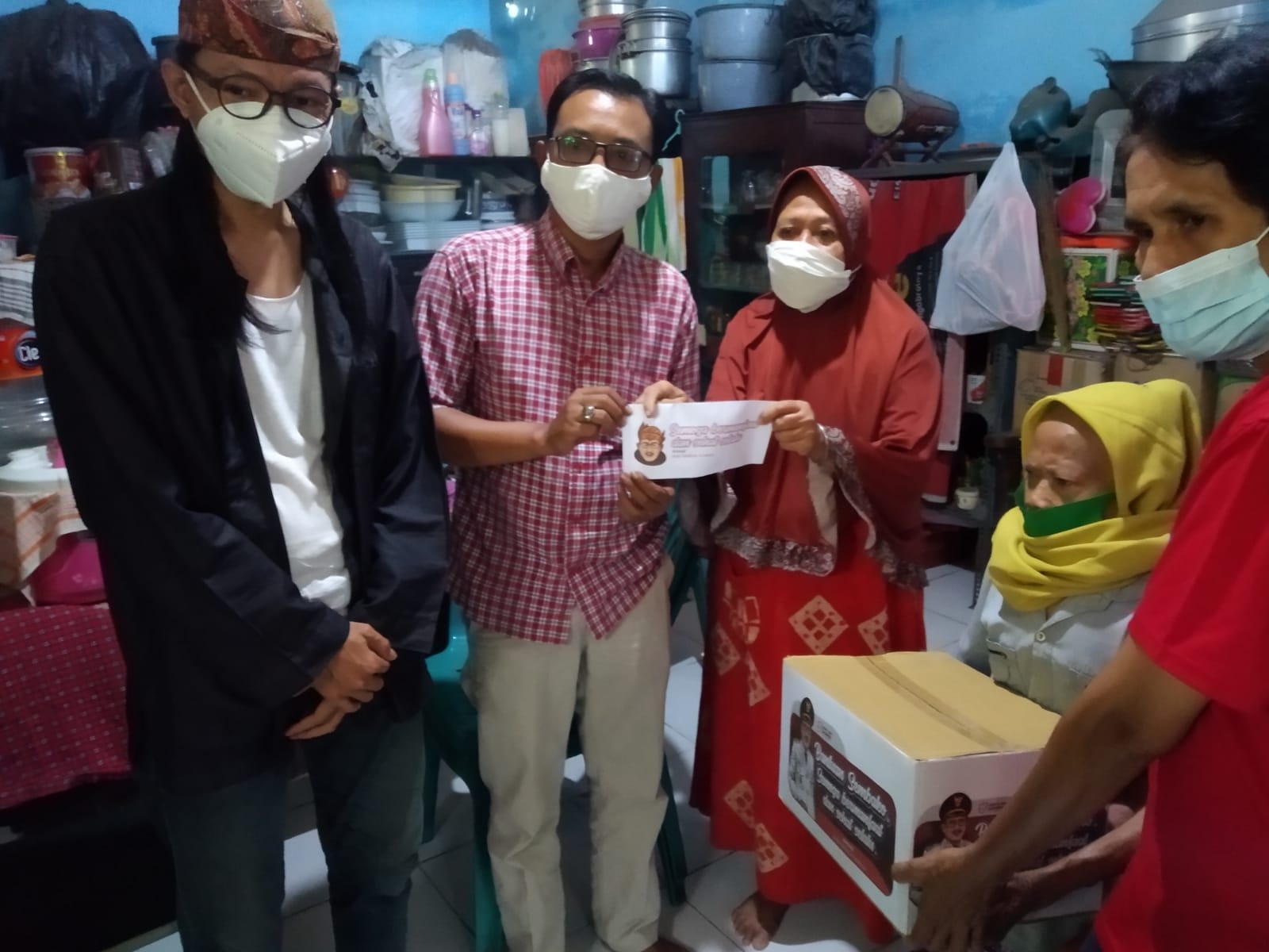 Suasana pemberian bantuan kepada Nenek Maisaroh di Kecamatan Pabean Cantikan, Surabaya.
