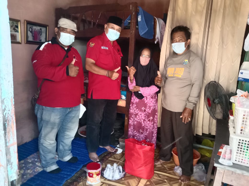 Kader PDI Perjuangan PAC Sukomanunggal bersama Mbah Sumirah.