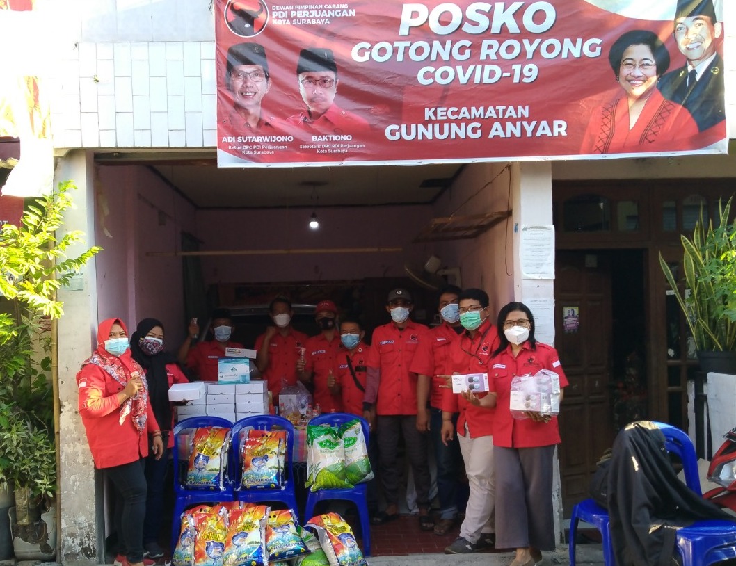  Kader PDIP PAC Kecamatan Gunung Anyar di Posko Gotong Royong.