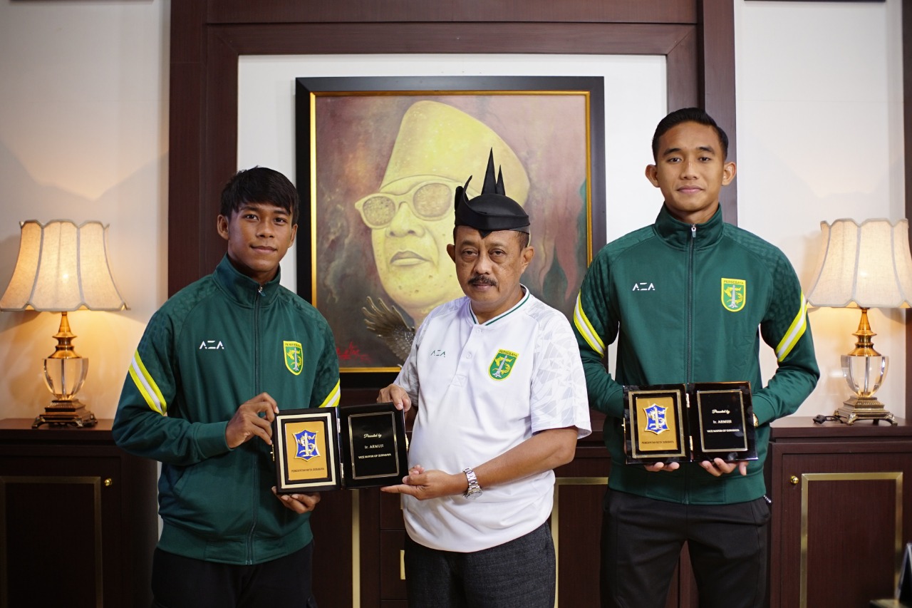Wakil Wali Kota Surabaya Armuji bersama dua pemain muda Persebaya Muhammad Supriadi dan Rizky Ridho.