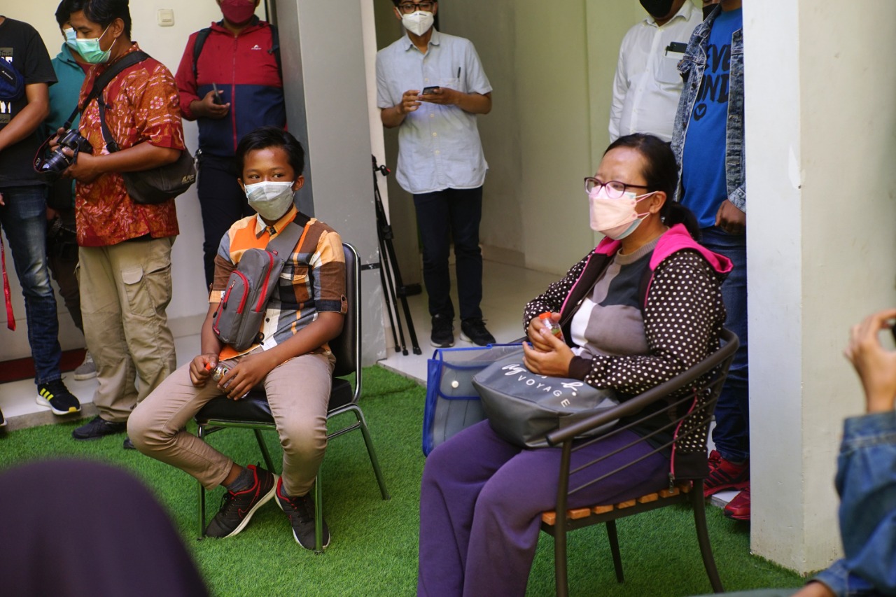 Warga Surabaya yang anaknya diterima via jalur mitrawarga mengadu ke Wawali Armuji.