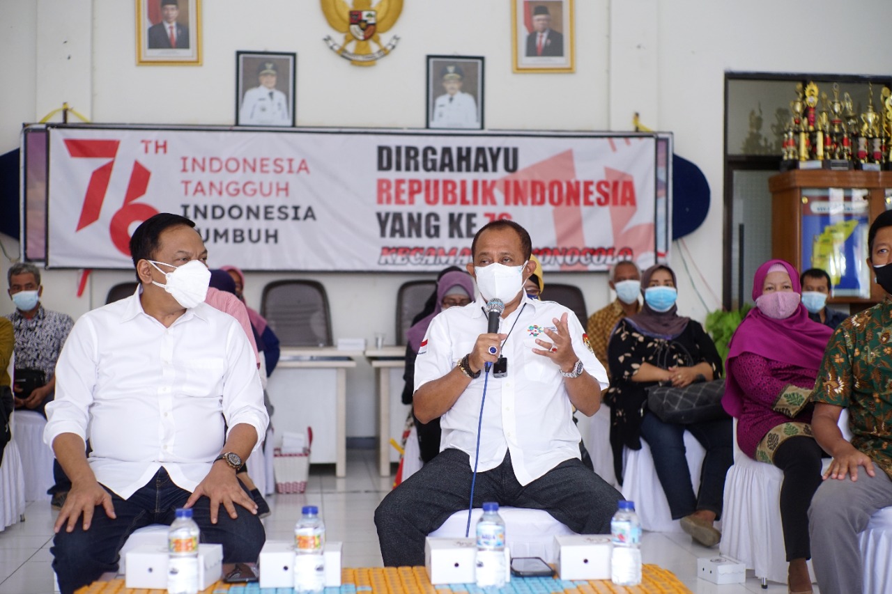 Wawali Arumuji (kanan) dan Wakil Ketua Komisi B Anas Karno saat menghadiri Temu UMKM se-Kecamatan Wonocolo, Jumat (03/9/2021). 