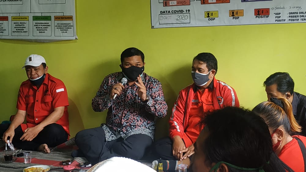 Wakil Sekretaris DPC PDI Perjuangan Achmad Hidayat saat hadir di RW 01 Genting Kalianak Asemrowo bersama Wimbo Ernanto, Wakabid Pemenangan Pemilu, dan Heri Budi Santoso, Ketua PAC PDI Perjuangan Kecamatan Asemrowo.