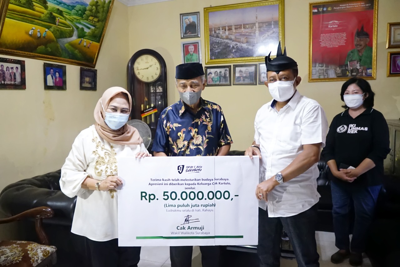 Wakil Walikota Surabaya Armuji menyerahkan bantuan pribadi Rp 50.000.000 sebagai bentuk perhatiannya terhadap Cak Kartolo.