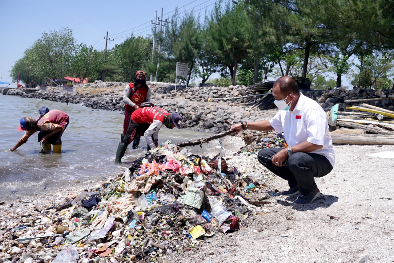 Wakil Walikota Surabaya Armuji saat meninjau Pantai Kenjeran yang kumuh.