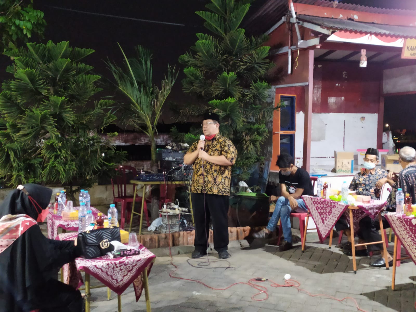 Anggota DPRD Jatim Fraksi PDIP Yordan M. Batara-Goa saat menghadiri pembukaan acara Sosialisasi Pencairan PIP (Program Indonesia Pintar) di Morokrembangan, Surabaya.