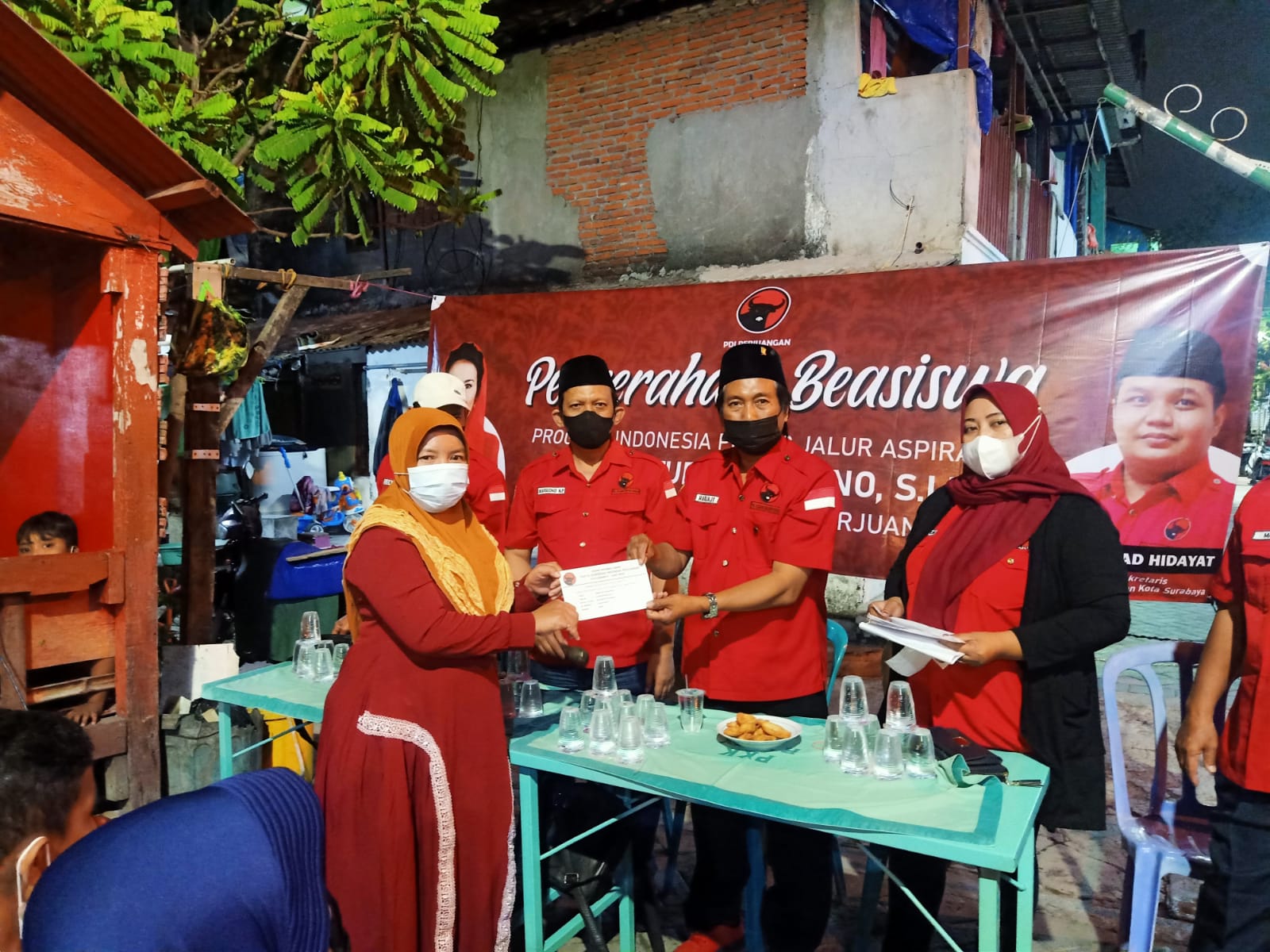 Suasana penyaluran Program Indonesia Pintar (PIP) oleh Ranting Dupak dan PAC PDI Perjuangan Kecamatan Krembangan Surabaya.