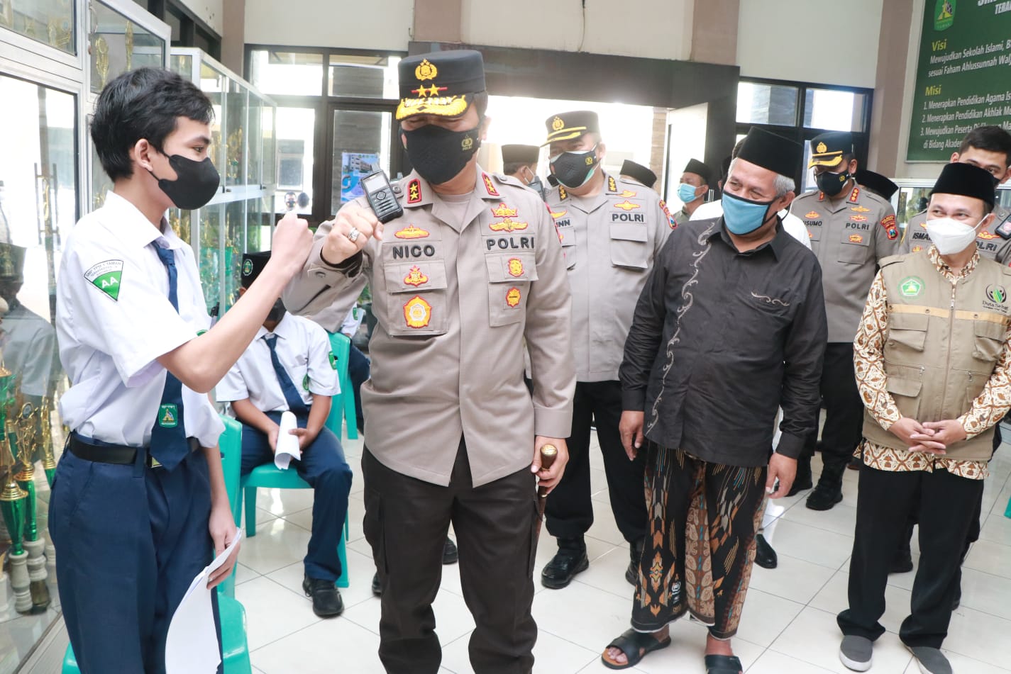  Irjen Pol Nico Afinta didampingi ketua PWNU Jatim KH. Marzuki Mustamar, Rois Syuriah PWNU Jatim KH.Anwar Manshur, Pengurus Yayasan dan Pejabat Utama Polda Jatim serta Kapolres Sidoarjo, melakukan pengecekan vaksinasi.