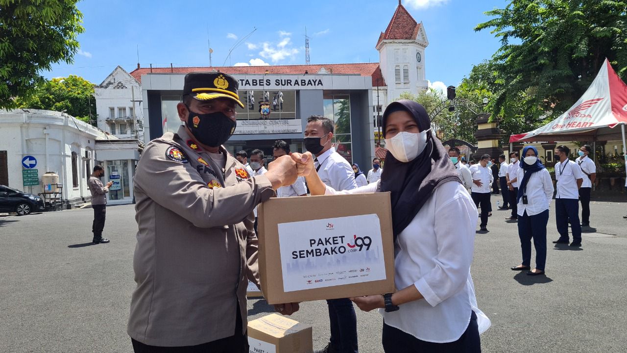 Kapolrestabes Surabaya, Kombes Pol A. Yusep Gunawan melalui Kasihumas Kompol Muchamad Fakih, memberi bantuan paket sembako kepada Pegawai Harian Lapas (PHL) dan Office Boy.