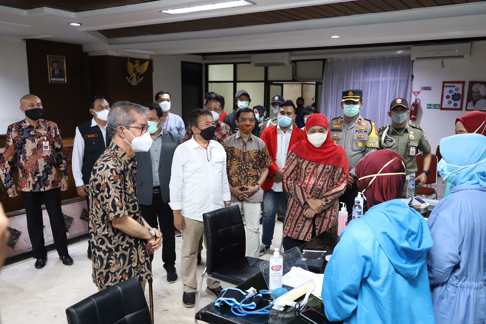 Gubernur Jawa Timur, Khofifah Indar Parawansa saat mengunjungi pelaksanaan vaksinasi di Untag Surabaya.