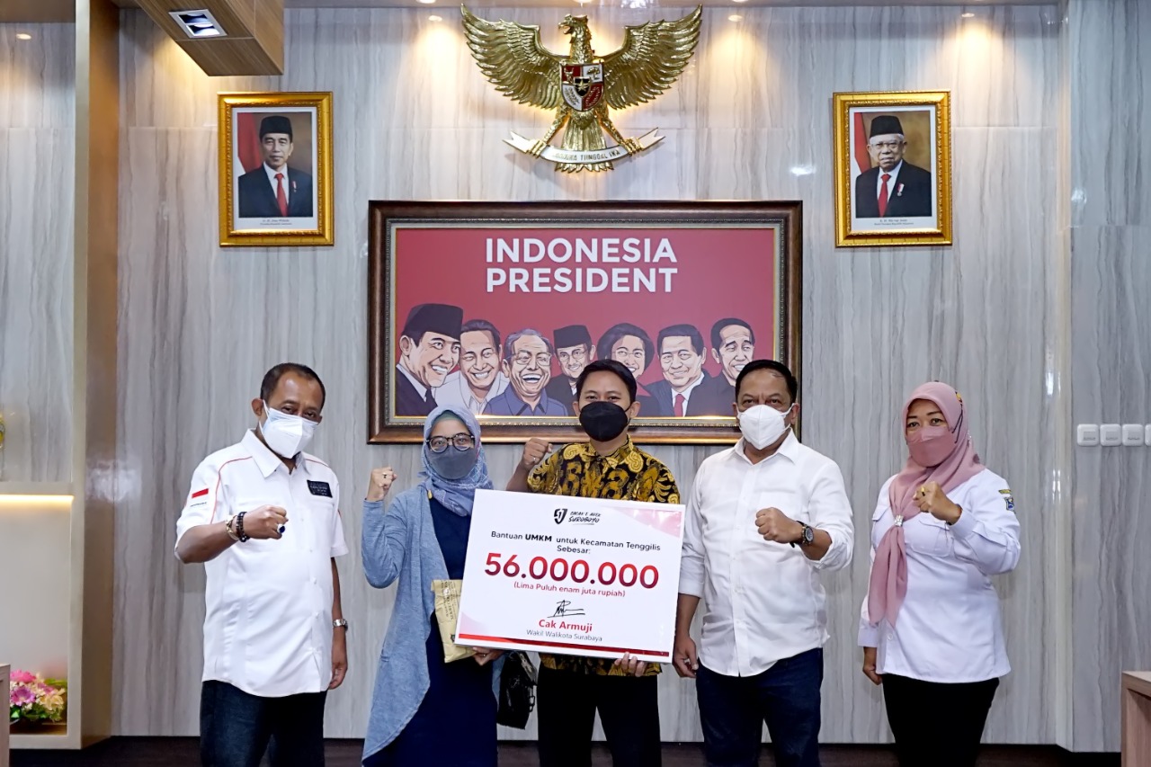 Susasana penyerahan bantuan secara simbolis dari Wawali Surabaya Armuji untuk 112 UMKM di Kecamatan Tenggilis Mejoyo.