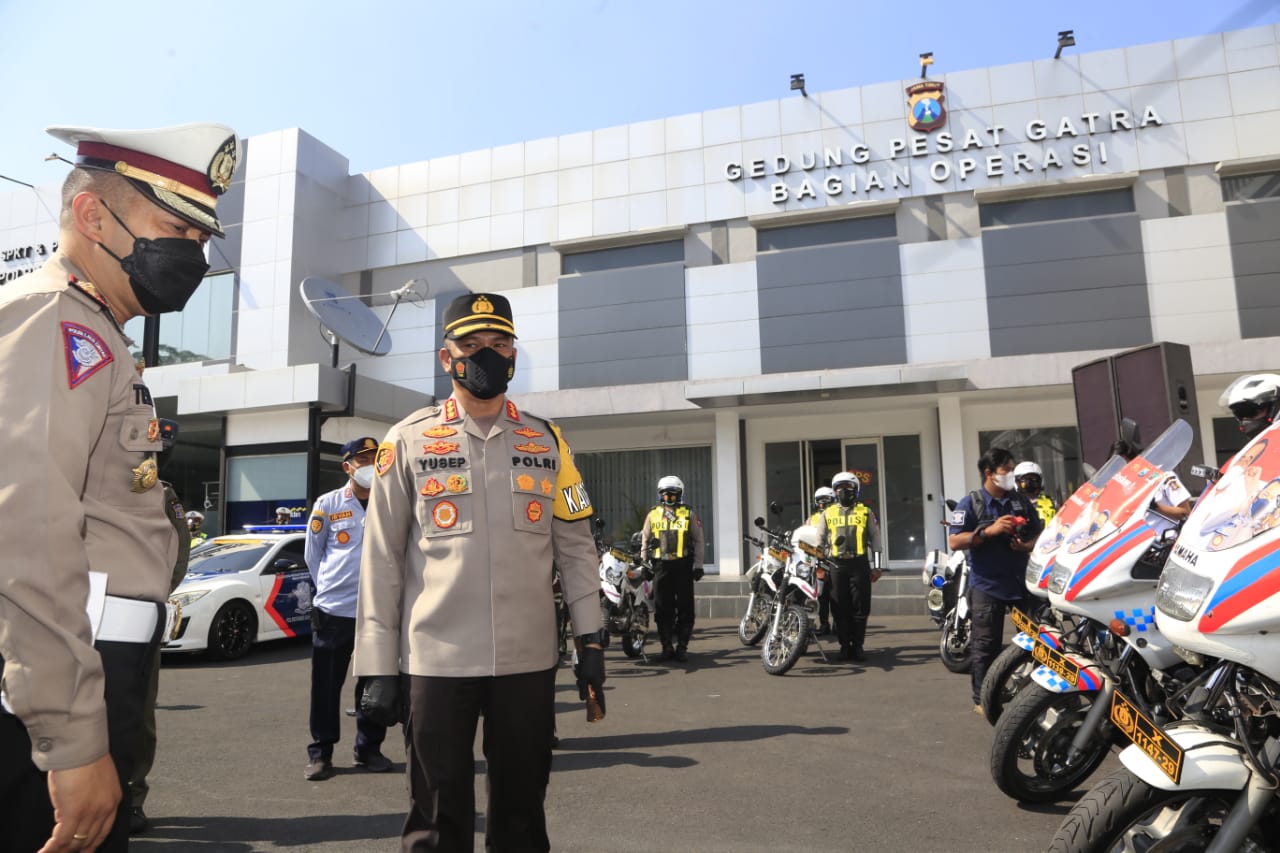 Kapolrestabes Surabaya Kombes Pol A. Yusep Guanwan memeriksa kesiapan personel di Lapangan Utama Polrestabes Surabaya, Senin (20/09/2021).
