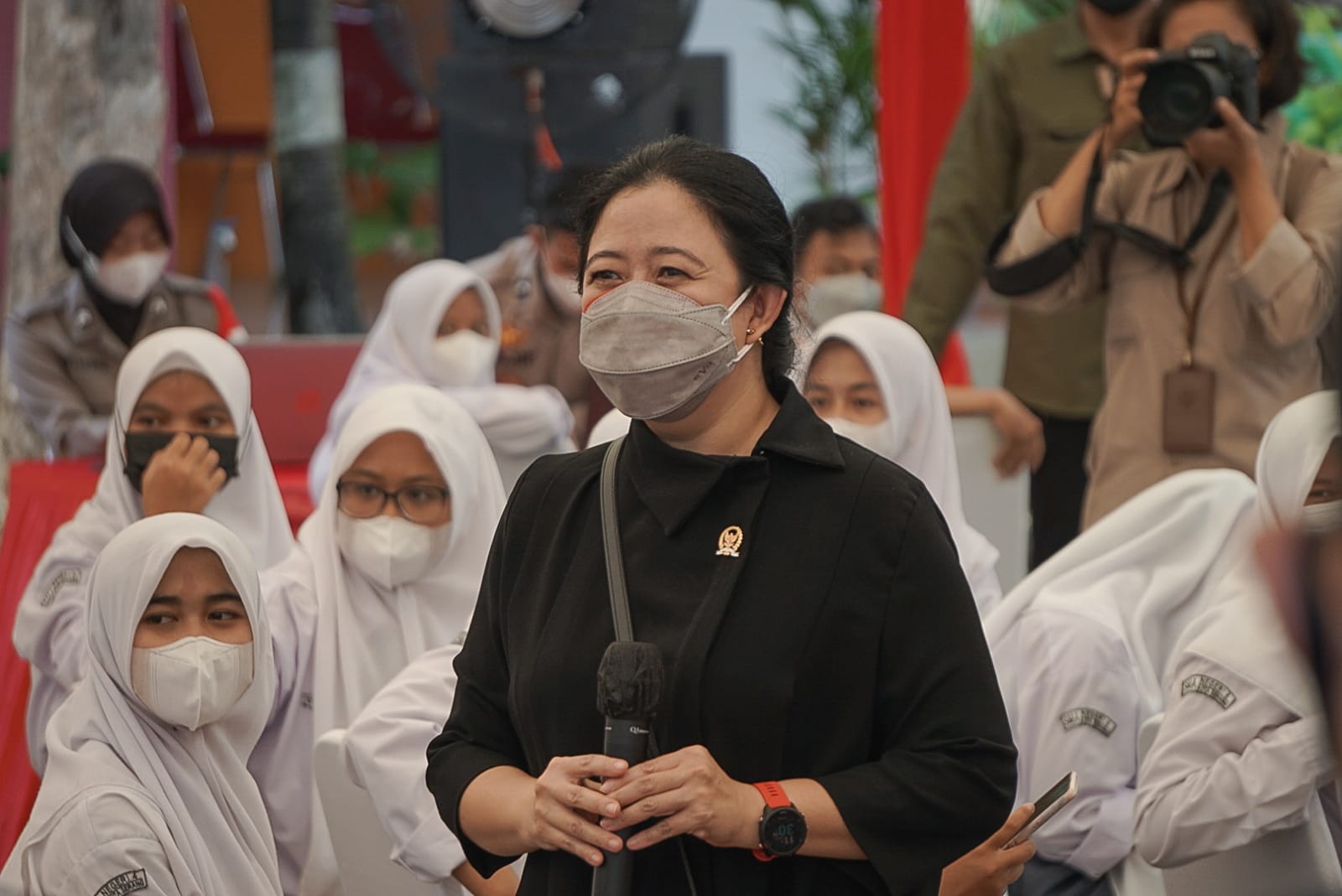 Ketua DPR RI Puan Maharani saat jadi pembawa acara atau host kuis berhadiah sepeda di SMAN 4 Kota Serang.
