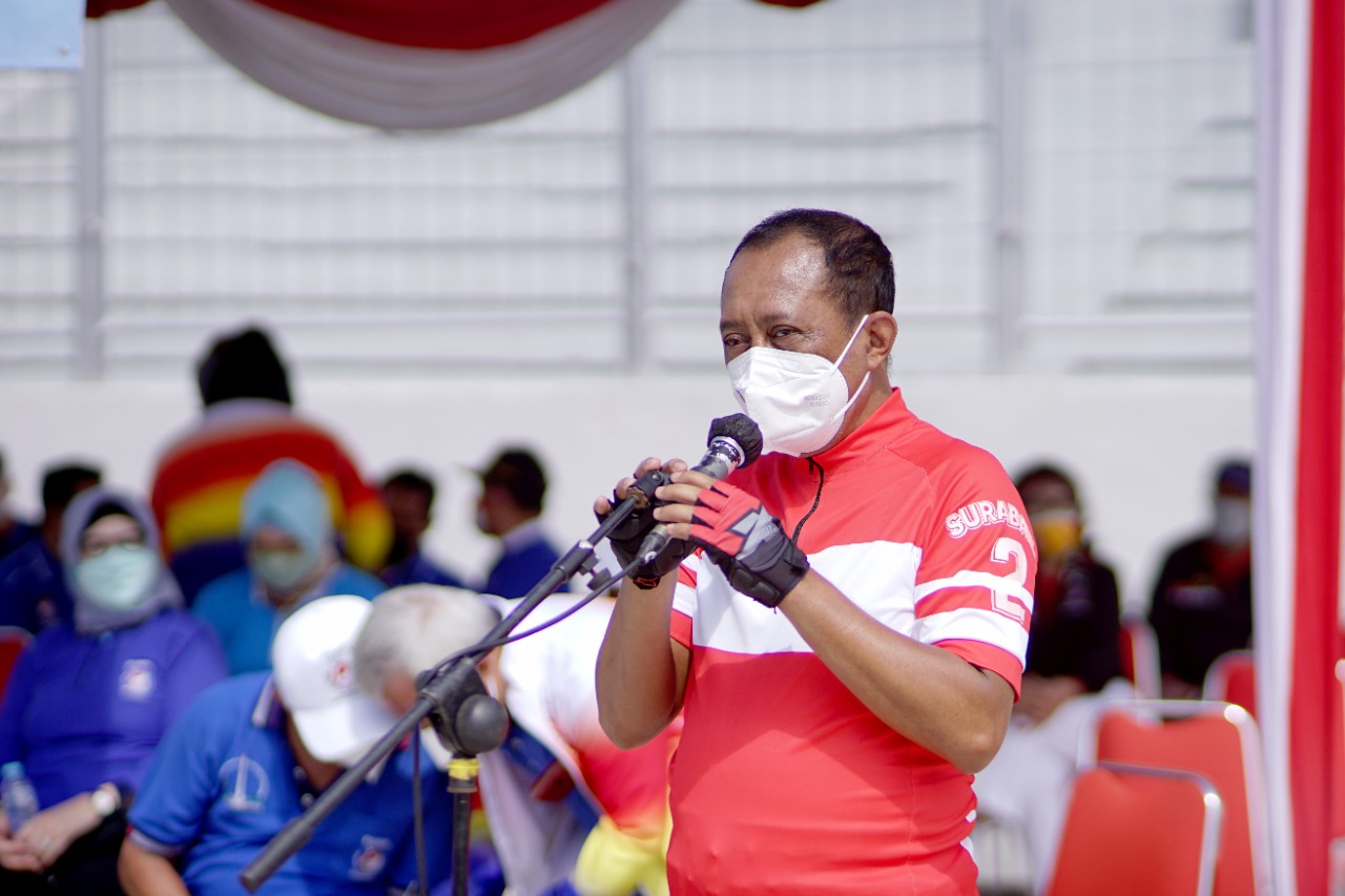 Wawali Surabaya Armuji saat memberi sambutan dalam agenda senam bersama di lapangan Stadion Gelora 10 November.