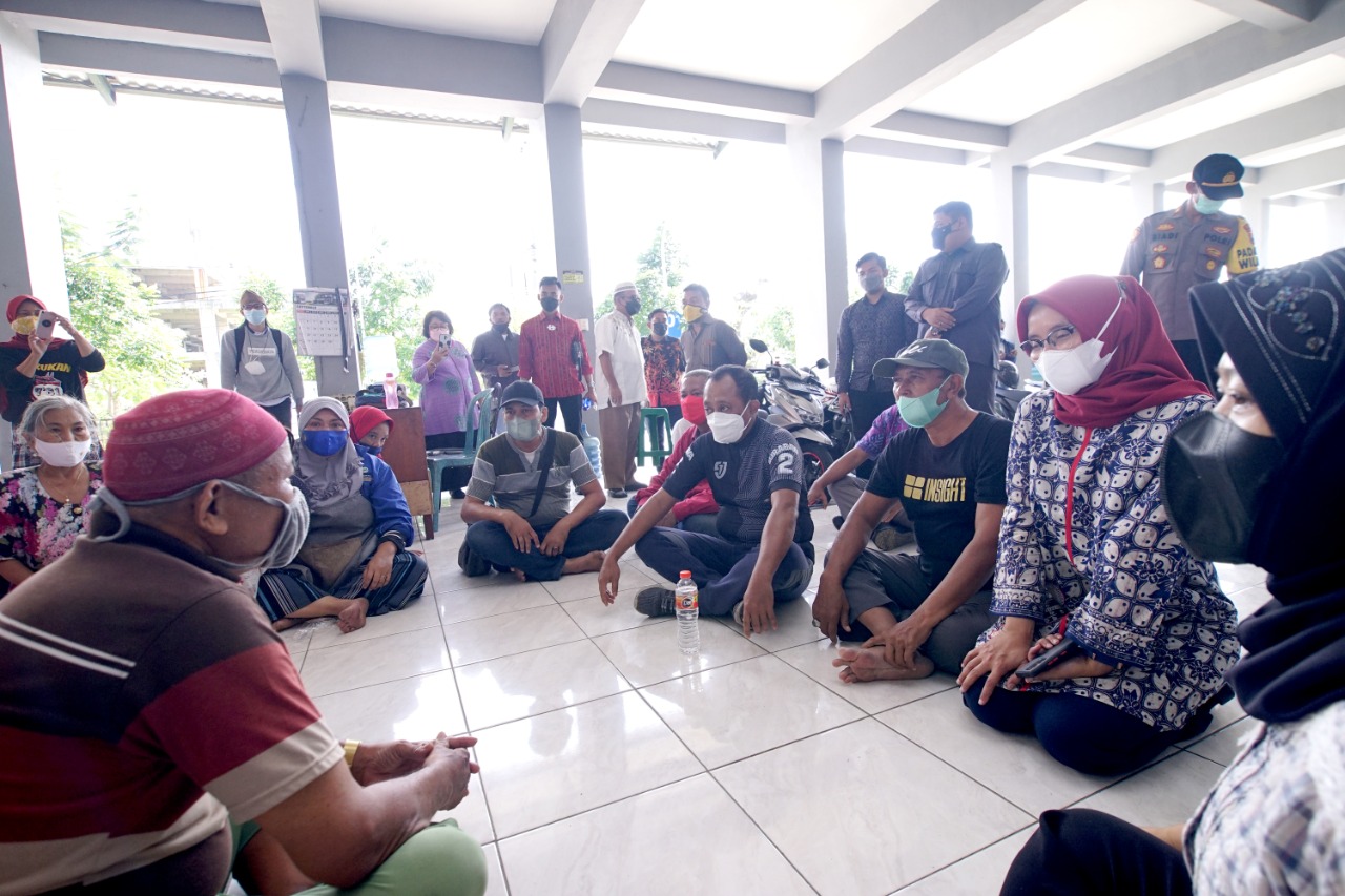 Suasana dialog antara Wawali Armuji dan para pedagang Pasar Gunung Anyar.