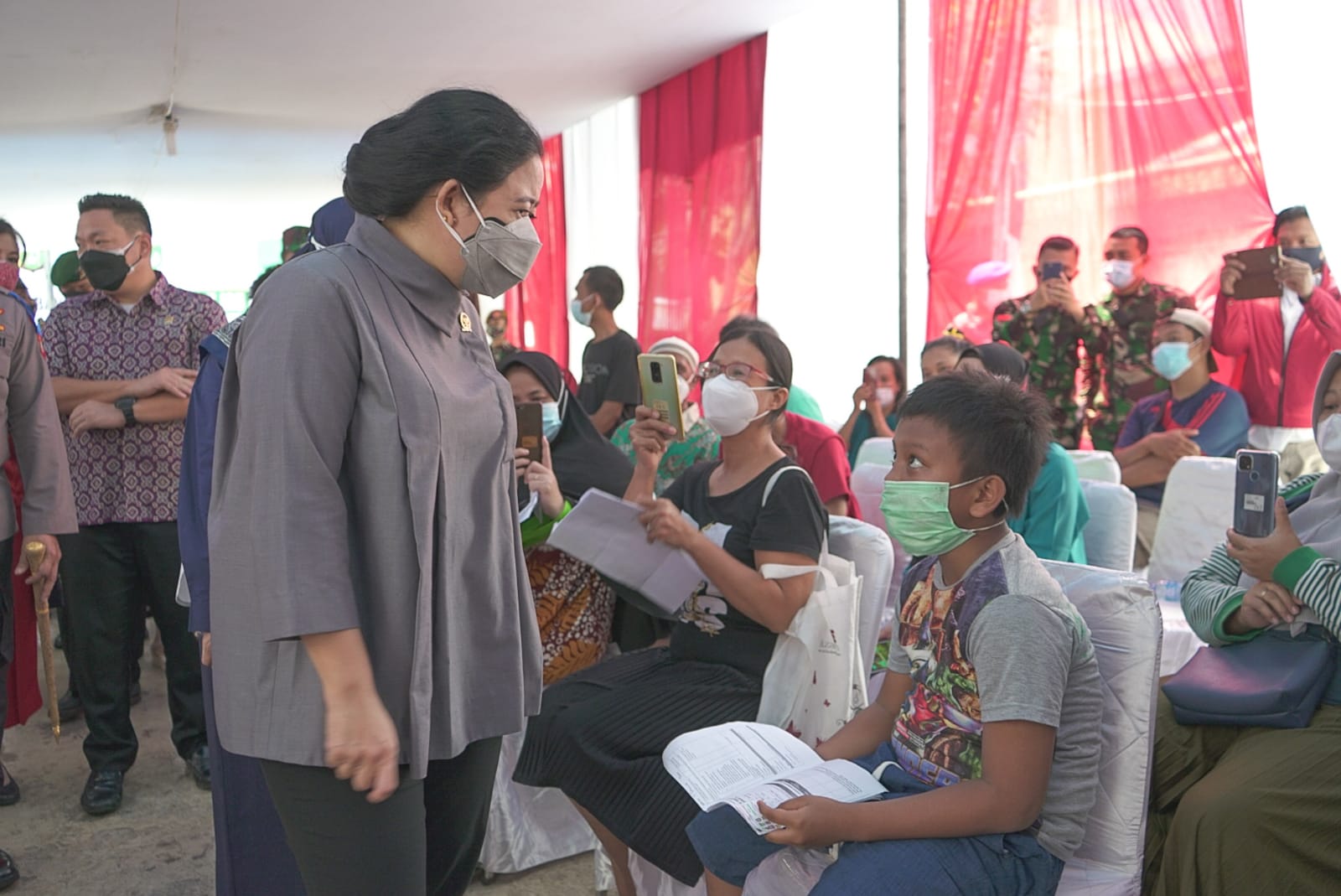 Ketua DPR RI Puan Maharani saat memantau langsung vaksinasi di Kelurahan Tanah Sereal, Kecamatan Tambora, Jakarta Barat, Sabtu (25/9/2021). 
