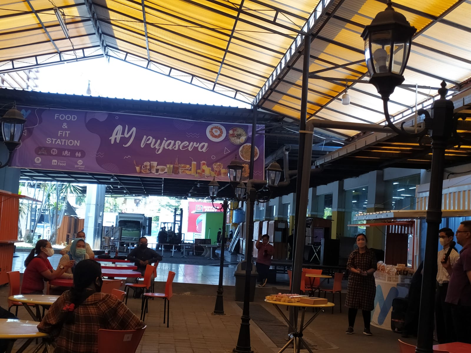  AY Pujasera di Komplek AJBS Creative World Jalan Ratna Nomor 14, Surabaya.