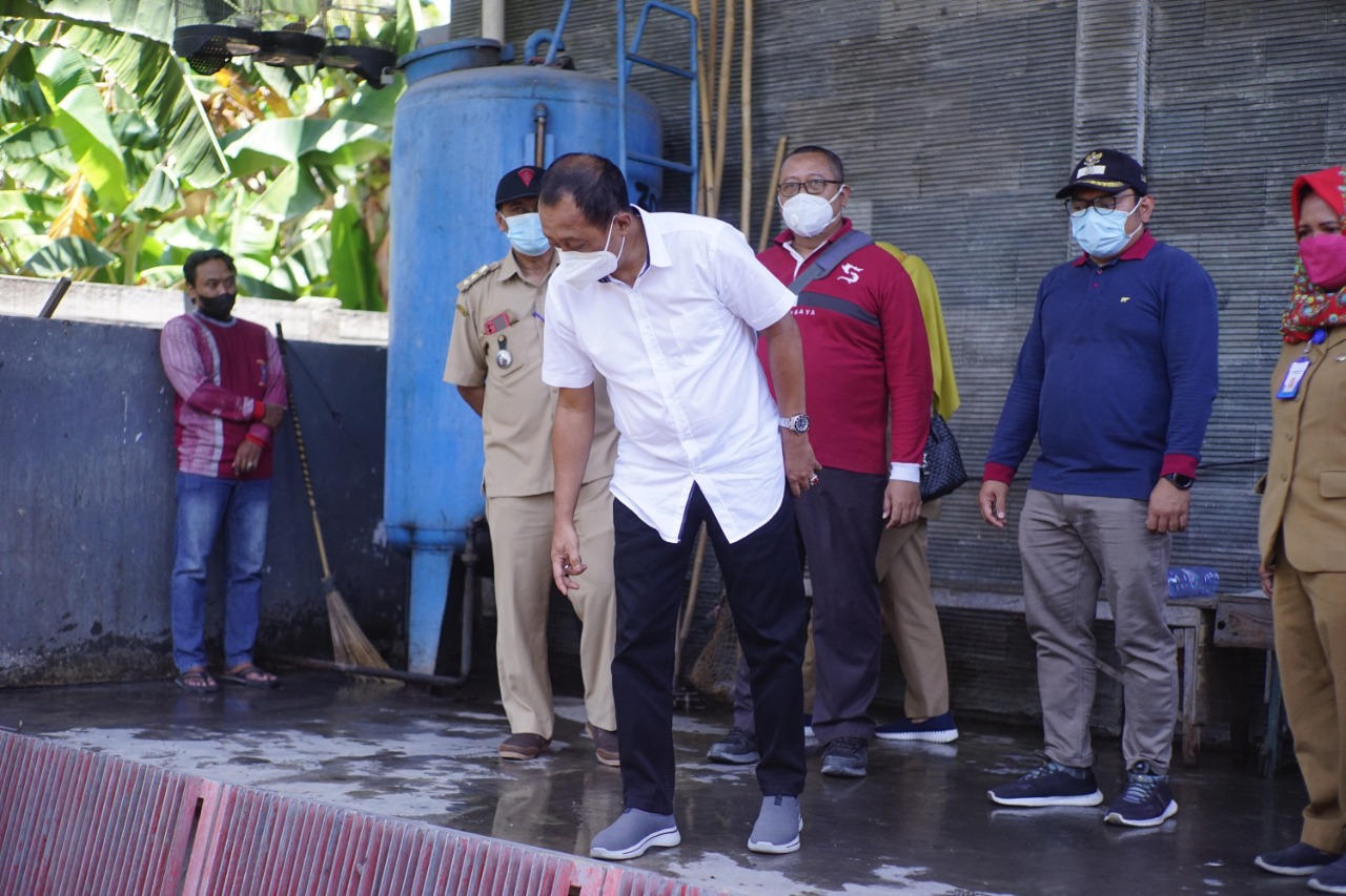 Wakil Wali Kota Surabaya Armuji saat melihat kondisi saluran di sekitar Rumah Pompa Medokan Asri.