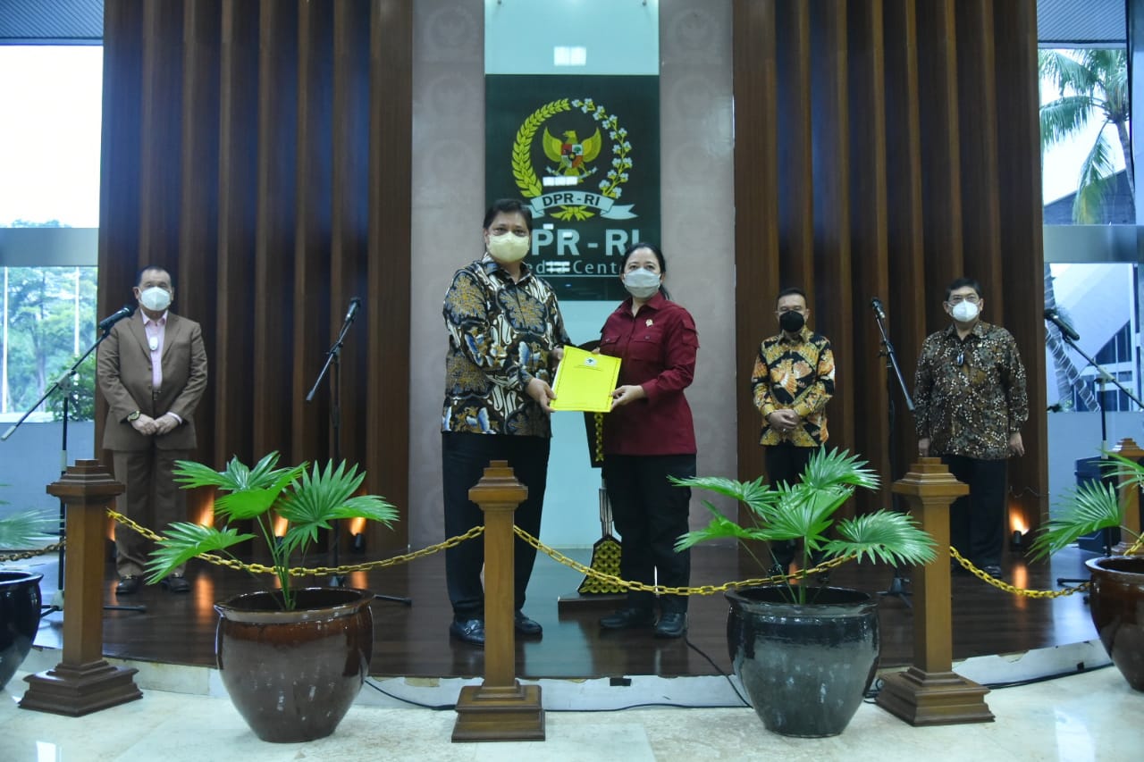Ketua DPR RI Puan Maharani menerima surat pergantian wakil ketua DPR dari Azis Syamsuddin ke Lodewijk F Paulus.