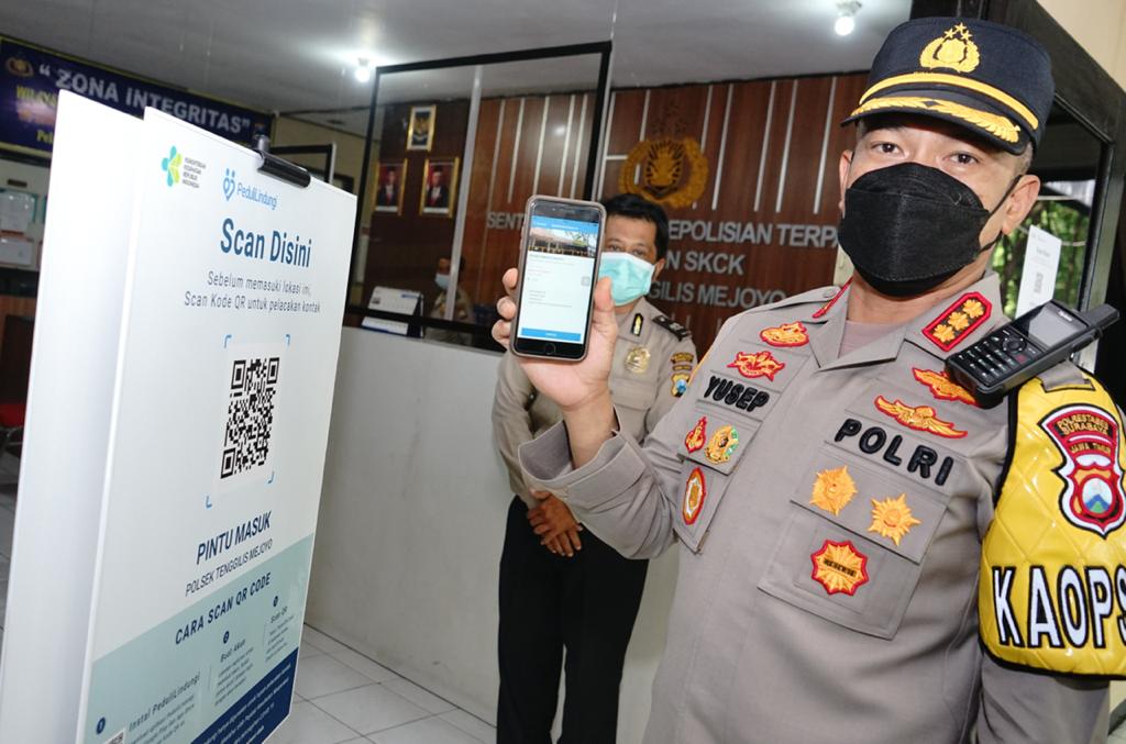 Kapolrestabes Surabaya Kombes Pol A. Yusep Gunawan saat menunjukkan scan barcode aplikasi PeduliLindungi.