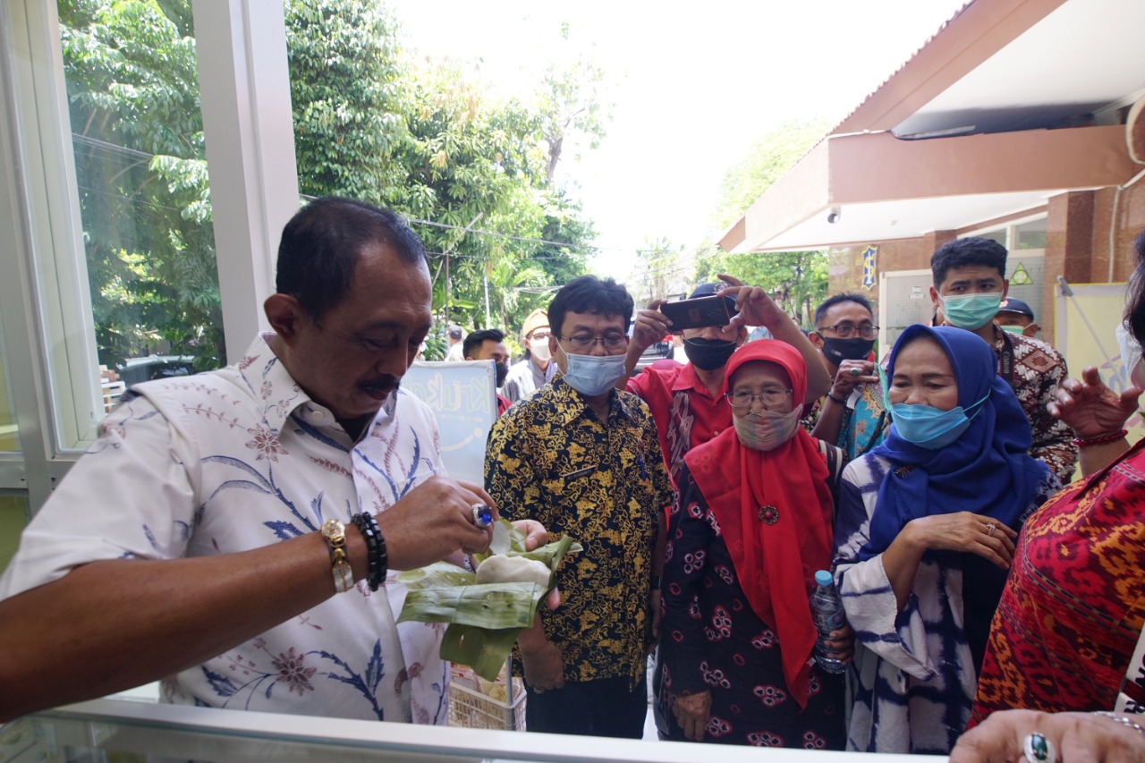 Wakil Walikota Surabaya Armuji saat mencicipi sambal buatan warga Wonokromo.