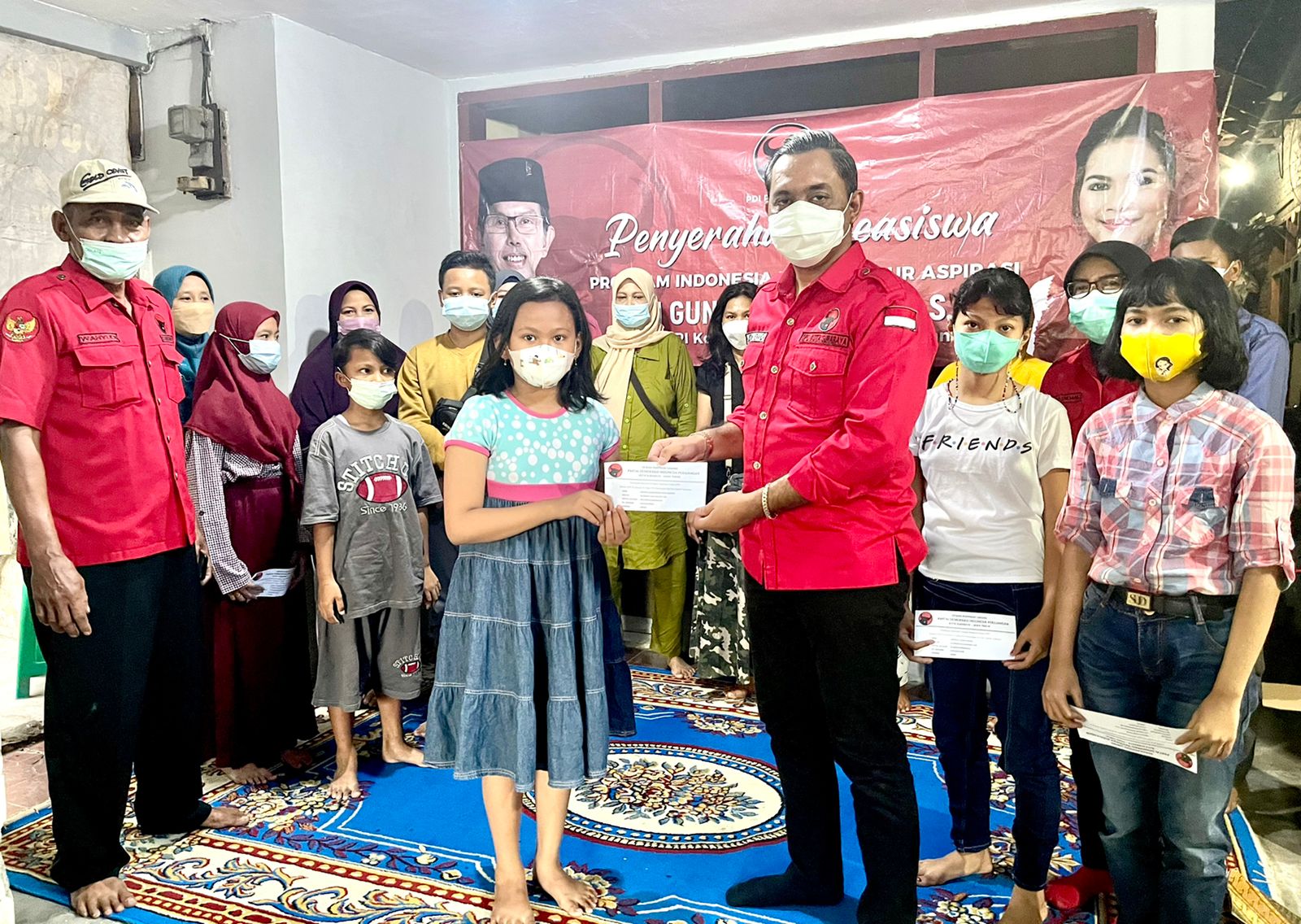 Wakil Ketua DPC PDI Perjuangan Kota Surabaya Hadrean Renanda saat menyerahkan beasiswa Program Indonesia Pintar (PIP).