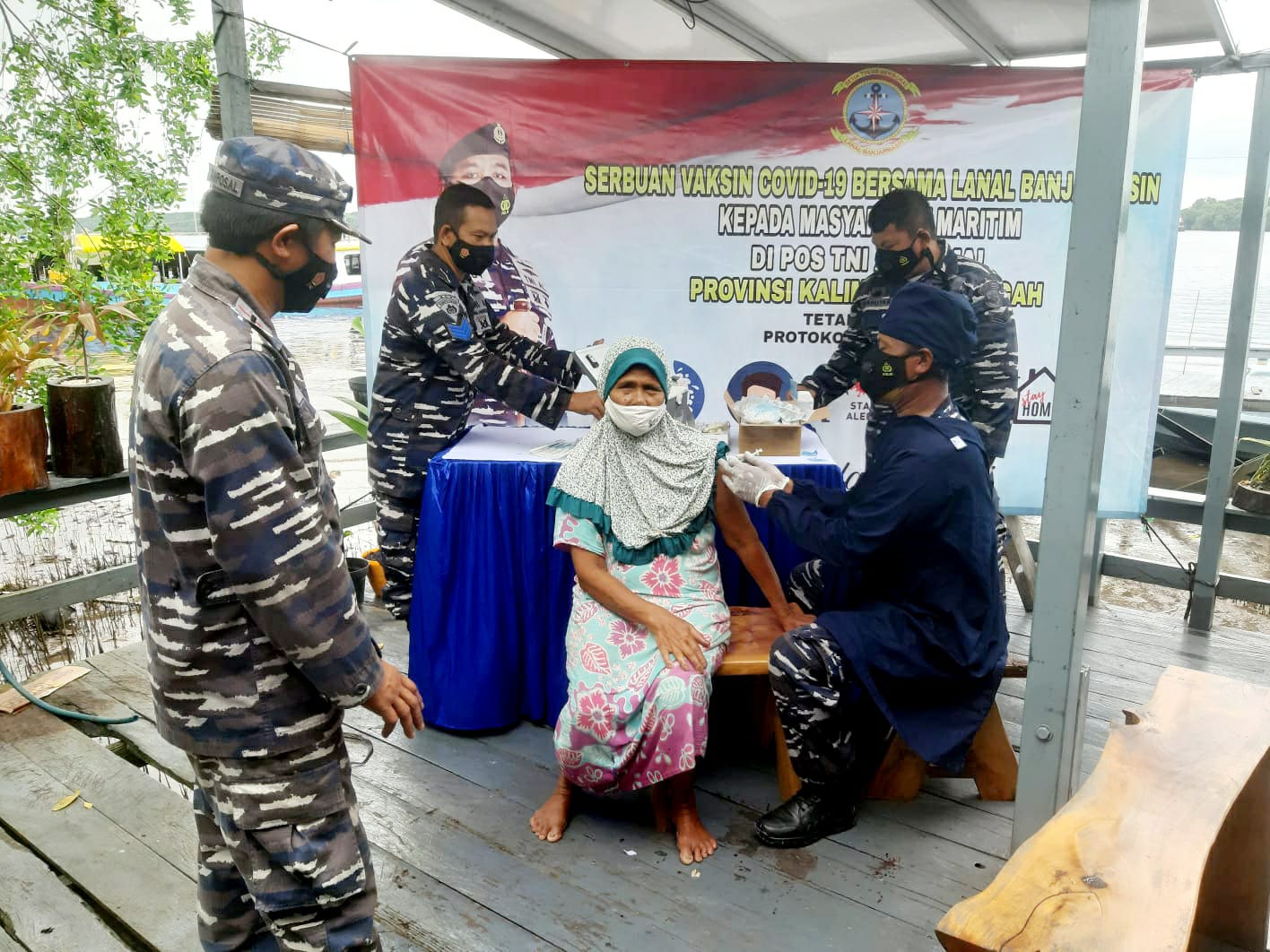 Vaksinasi untuk masyarakat maritim di Pos TNI AL (Posal) Kumai, Desa Sungai Kapitan Kecamatan Kumai Kabupaten Kotawaringin Barat.