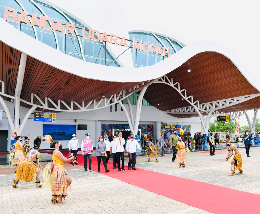 Presiden RI Joko Widodo dan Ketua DPR RI Puan Maharani saat berada di Bandara Mopah Merauke.