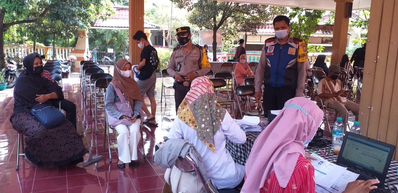 Pelaksanaan vaksinasi di Kelurahan Jemur Wonosari, Wonocolo, Surabaya.