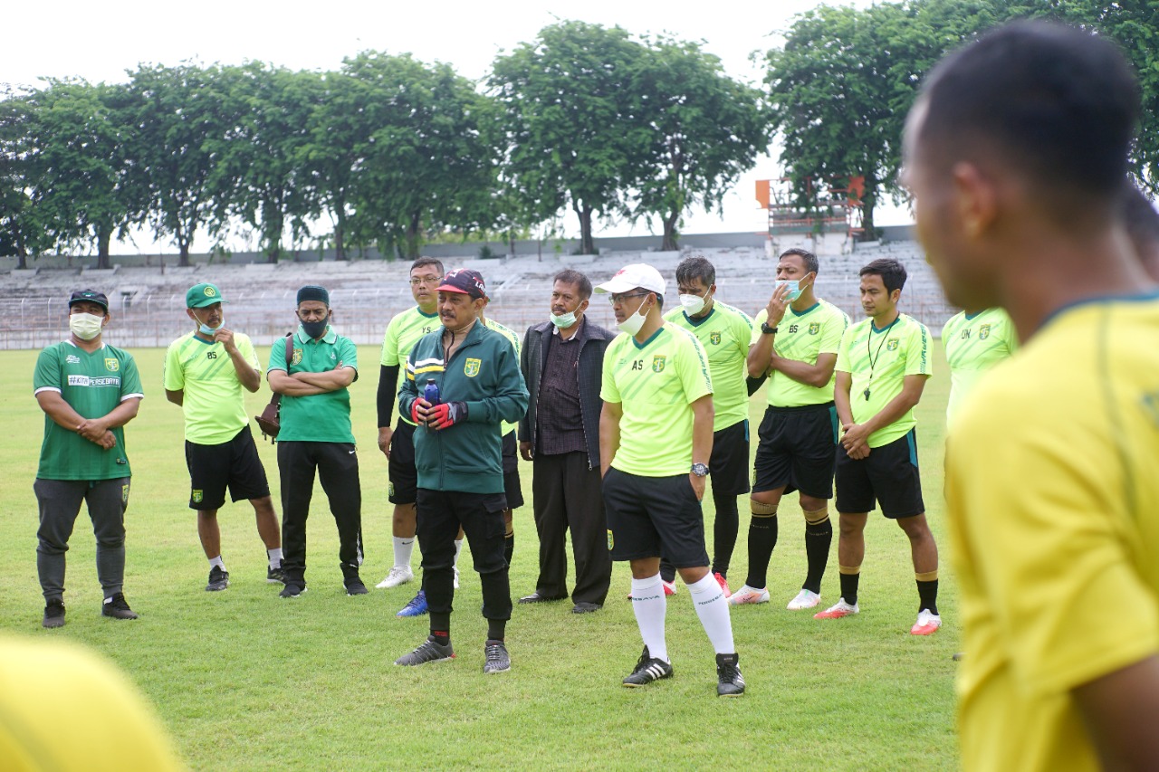 Wawali Surabaya Armuji saat hadir di tengah para pemain Persebaya.