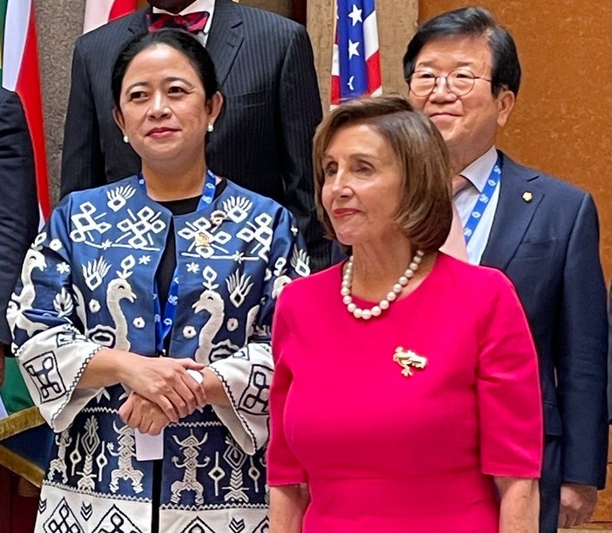 Ketua DPR RI Puan Maharani bersama Ketua DPR Amerika Serikat Nancy Pelosi (depan).