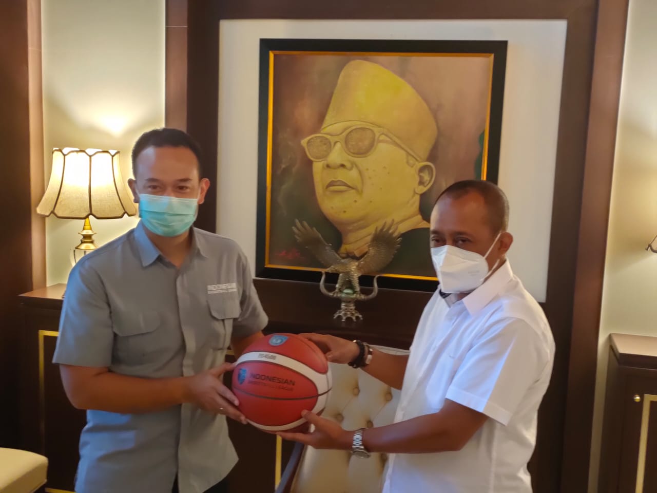 Wawali Surabaya Armuji saat menerima cinderamata dari Junas Miradiarsyah, Direktur Utama IBL.