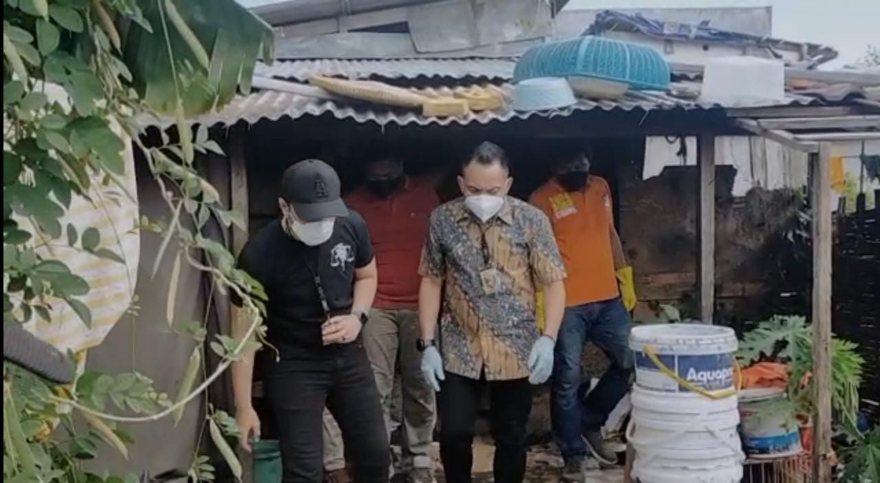 Suasana TKP di Jalan Wisma Tirto Agung Asri, Kavling 4, Kelurahan Gununganyar, Surabaya.