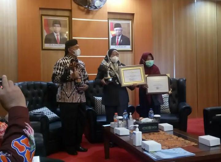 Bupati Sumenep, Achmad Fauzi menerima penghargaan Lencana Tanda Kehormatan Jer Basuki Mawa Beya Emas dari Gubernur Jawa Timur Khofifah Indar Parawansa.
