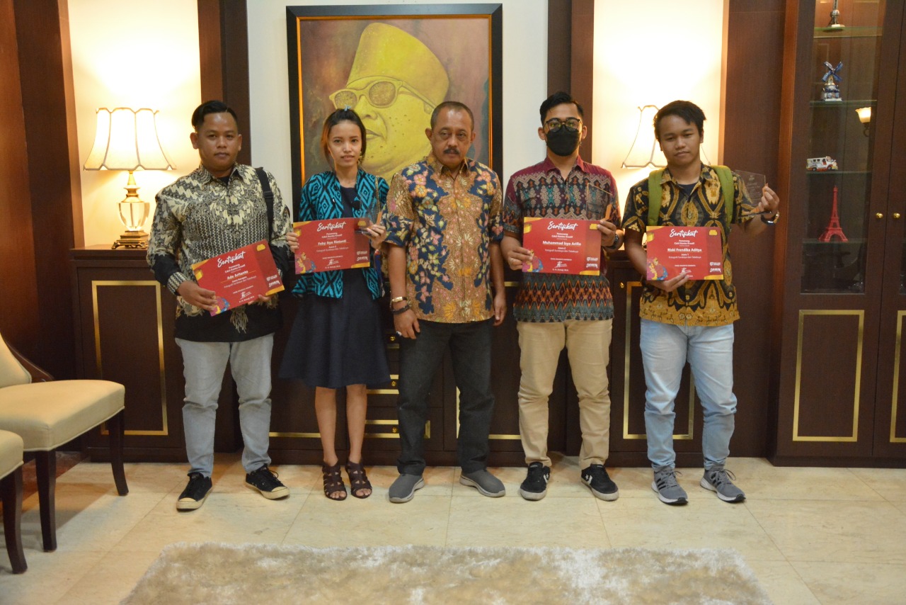 Wakil Wali Kota Surabaya Armuji bersama para pemenang Lomba Foto dan Videografi dengan tema "Surabaya dan Tabebuya".