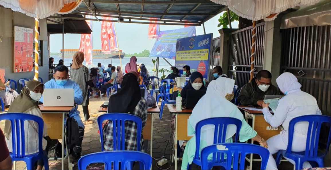 Serbuan vaksinasi massal bagi masyarakat maritim yang dipusatkan di Pos TNI AL Trisakti, Kecamatan Banjarmasin Barat, Jumat (22/10).