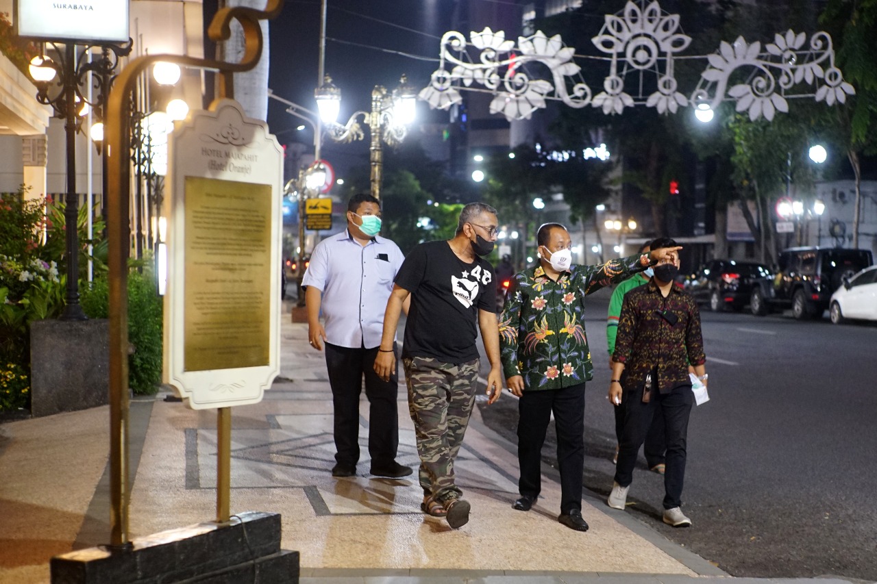 Wakil Walikota Surabaya Armuji mengunjungi Jalan Tunjungan pada Minggu (31/10) malam hari.