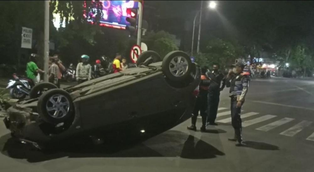 Mobil Honda Brio yang terbalik di Jalan Raya Ngagel Selatan.