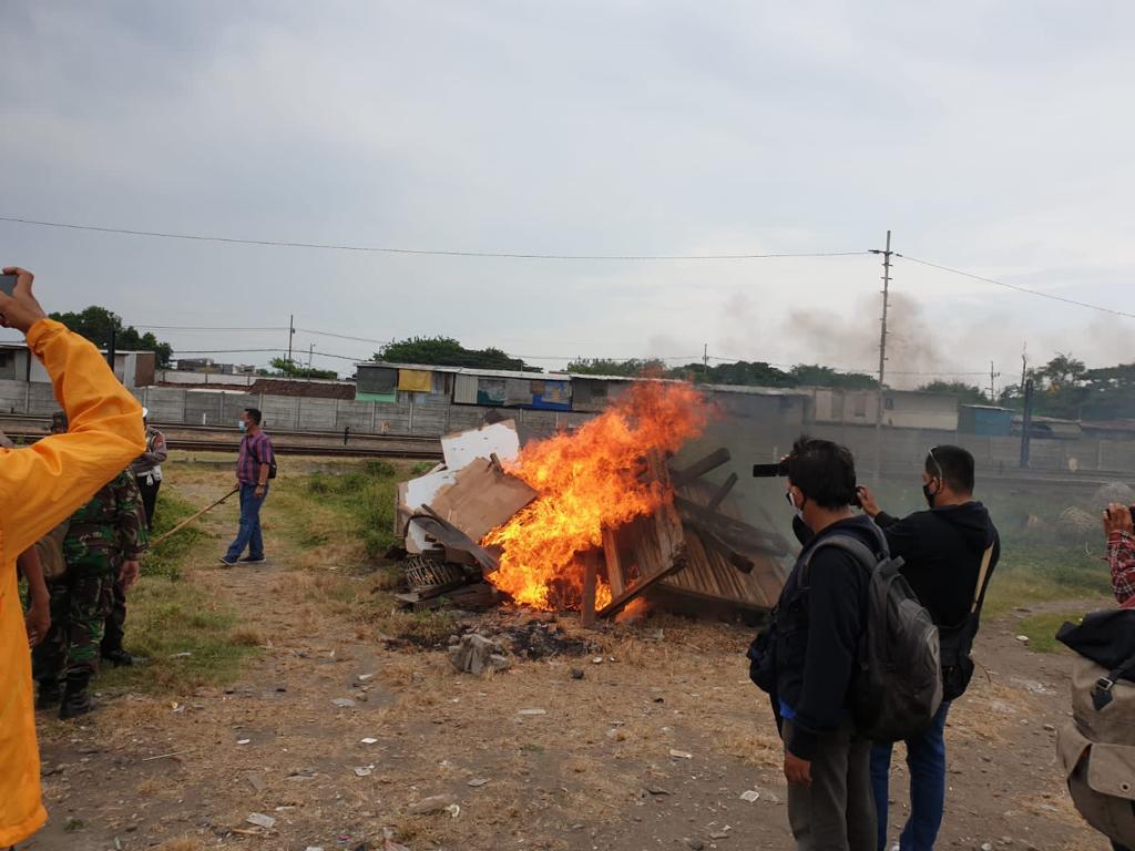 Puluhan sangkar burung merpati di Makam Rangka dan samping rel Sidotopo dihancurkan petugas gabungan.