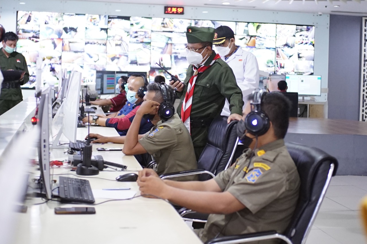Wakil Walikota Surabaya Armuji saat mengunjungi langsung Command Center di Gedung Siola lantai 2.