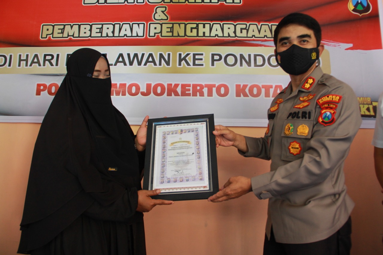 Kapolresta Mojokerto AKBP Rofiq Ripto Himawan saat memberi penghargaan kepada pengasuh Pondok 99.