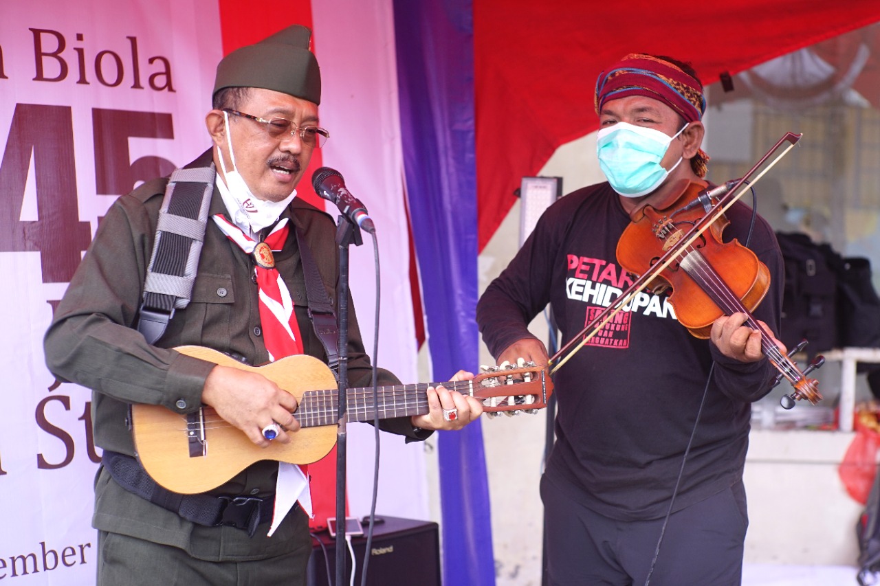 Wakil Walikota Armuji bersama seniman Arul Lamandau.