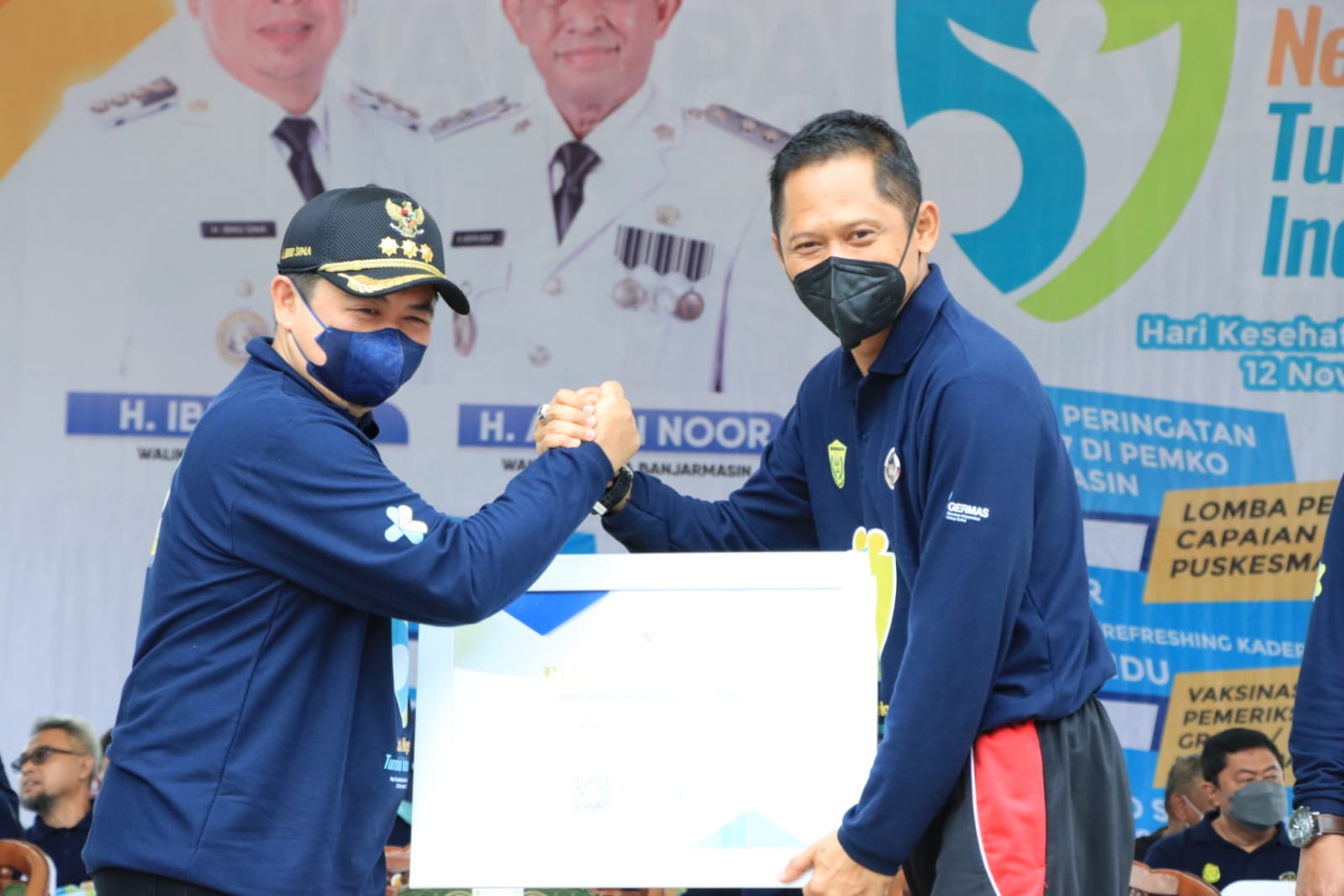 Polresta Banjarmasin saat menerima penghargaan "Anugerah Mitra Bhakti Husada" dari Pemerintah Kota Banjarmasin.