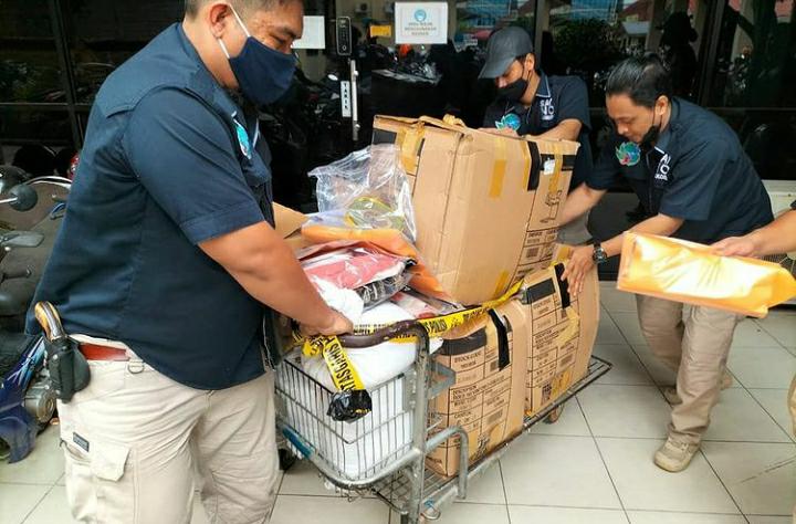 Polresta Banjarmasin dan Polda Kalimantan Selatan saat berhasil menggagalkan peredaran narkoba jenis sabu sebanyak 135,02 Kilogram. 