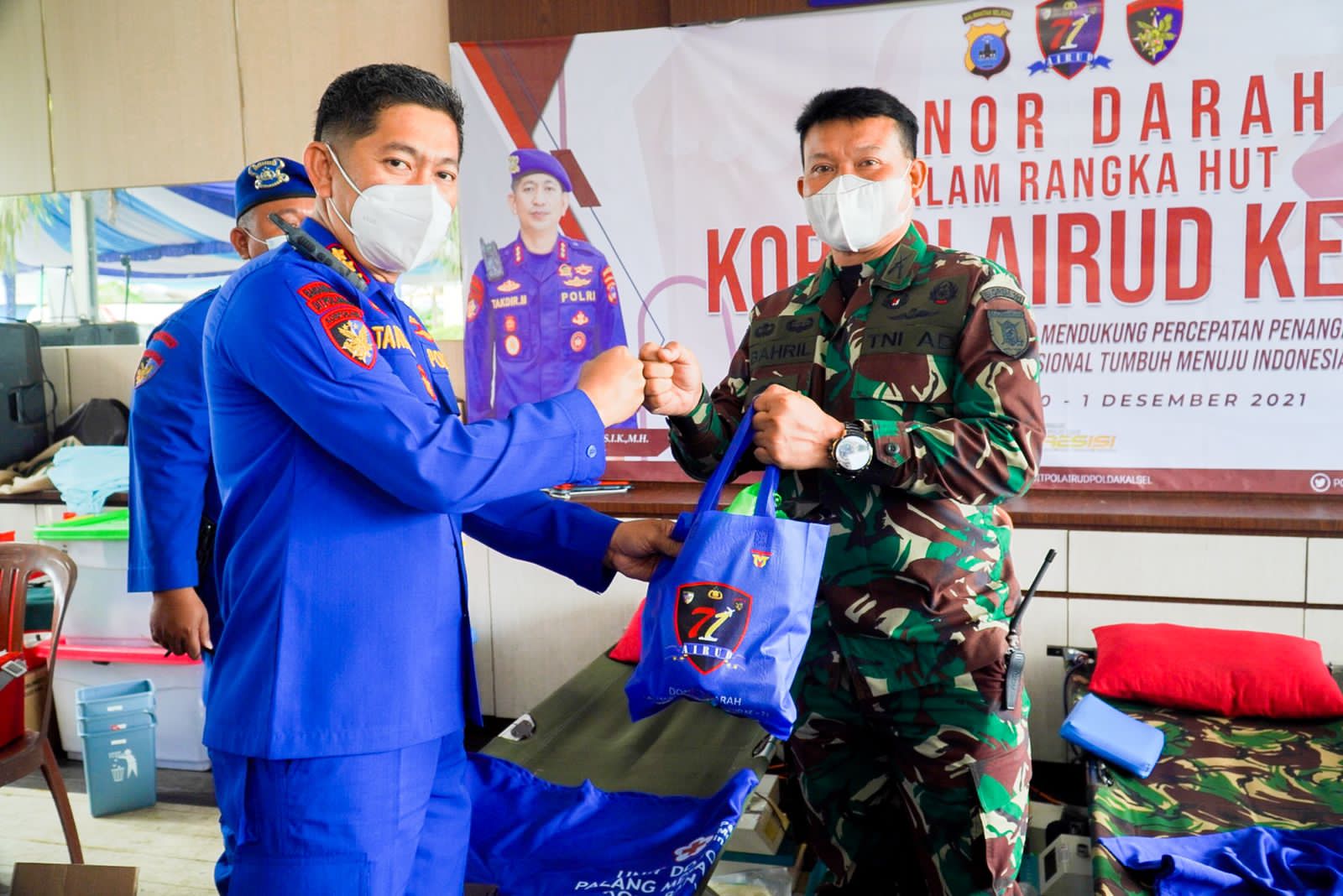Dirpolairud Polda Kalsel Kombes Pol Takdir Mattanete dalam aksi donor darah menjelang HUT Korpolairud ke-71.