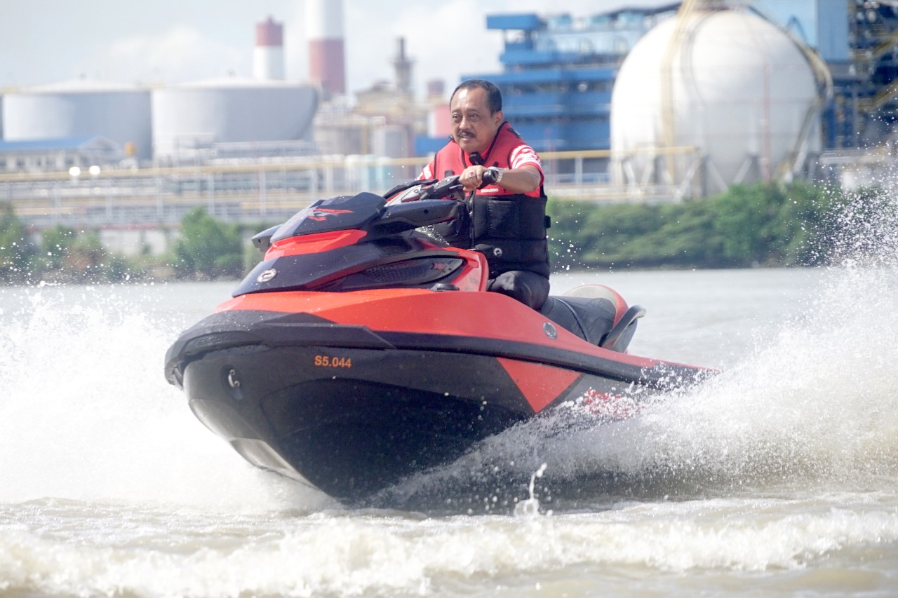 Wawali Armuji saat menjajal jet ski di area wisata laut Romokalisari.