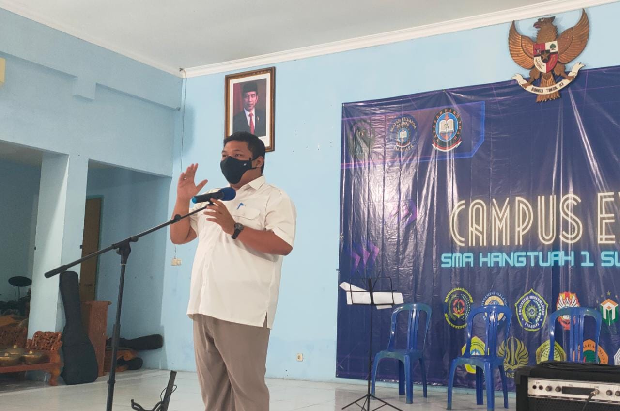 Achmad Hidayat saat memberikan motivasi kepada para siswa siswi SMA Hang Tuah 1 kelas XII.